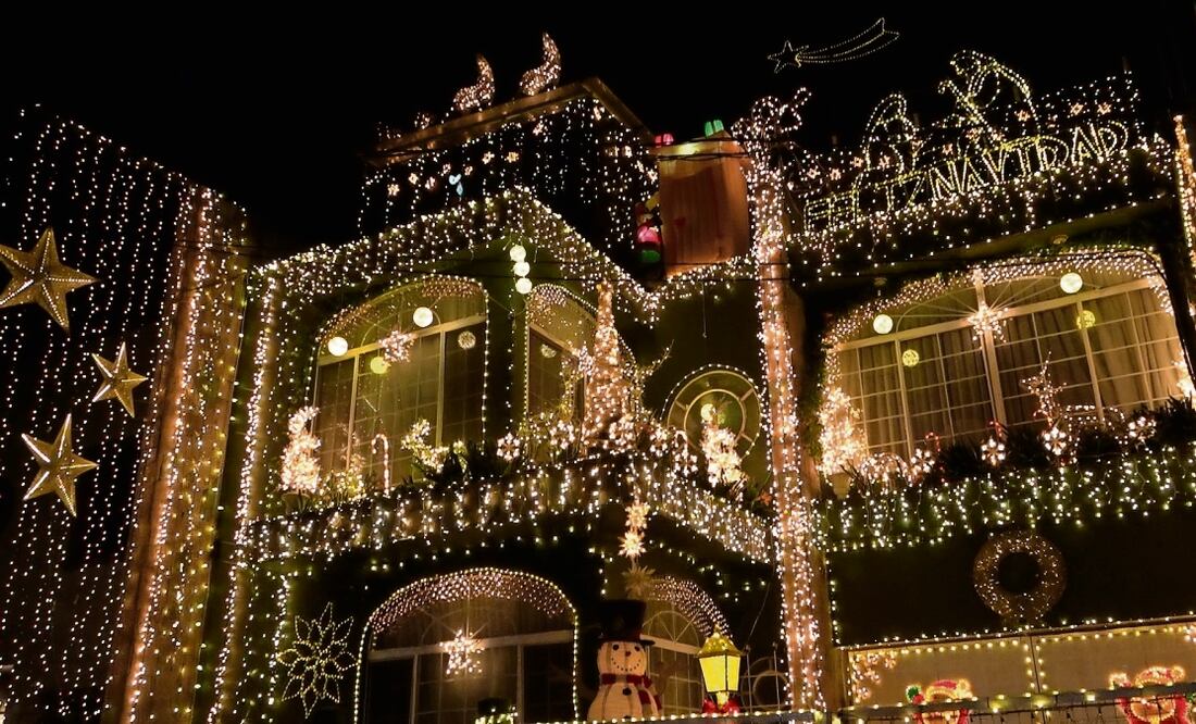 En la calle Enrique Rébsamen #1016, en la colonia Del Valle, hay un casa con una majestuosa decoración que ilumina la acera de esa vialidad.