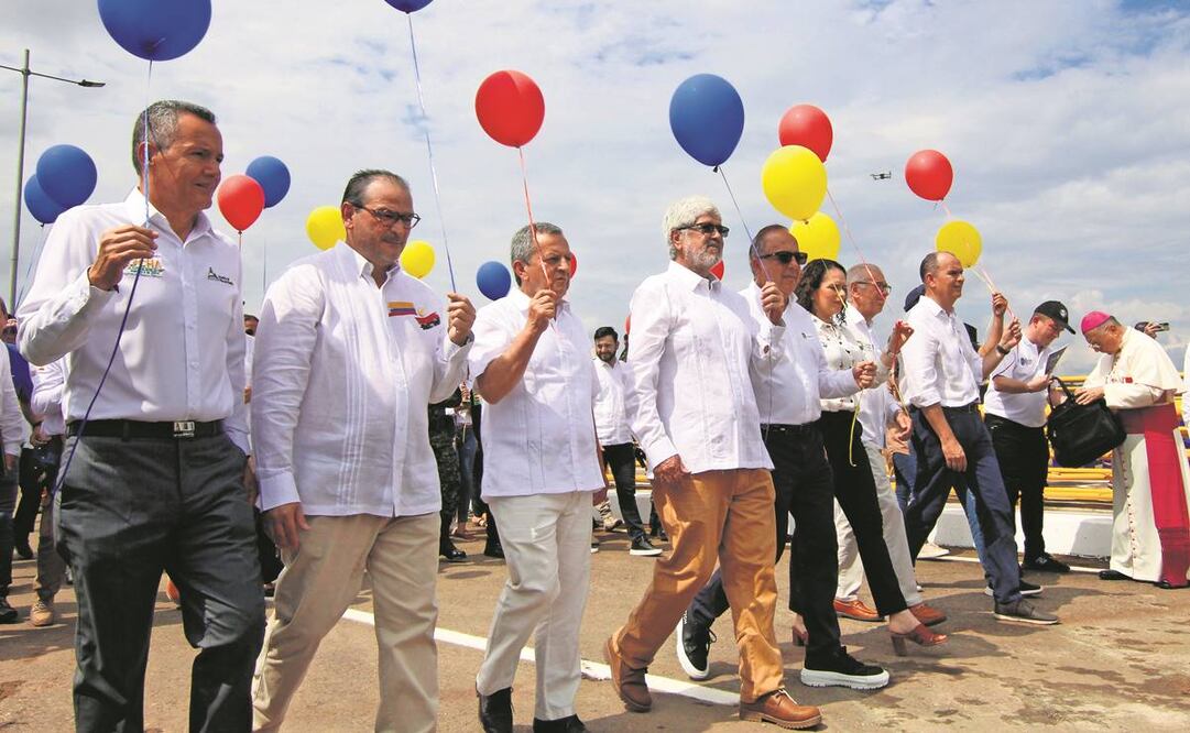 Autoridades de Colombia, y Venezuela recorren el puente binacional Atanasio Girardot, también conocido como “Tienditas”, lo que supone un paso más en la normalización de sus relaciones. Foto: Mario Caicedo/ EFE