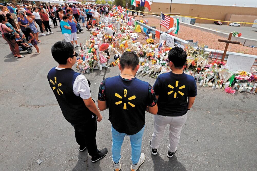 Empleados del Walmart donde el sábado pasado ocurrió la masacre de 22 personas acudieron al memorial colocado afuera de la plaza comercial Cielo Vista, en El Paso, Texas. Foto: LARRY W. SMITH. EFE