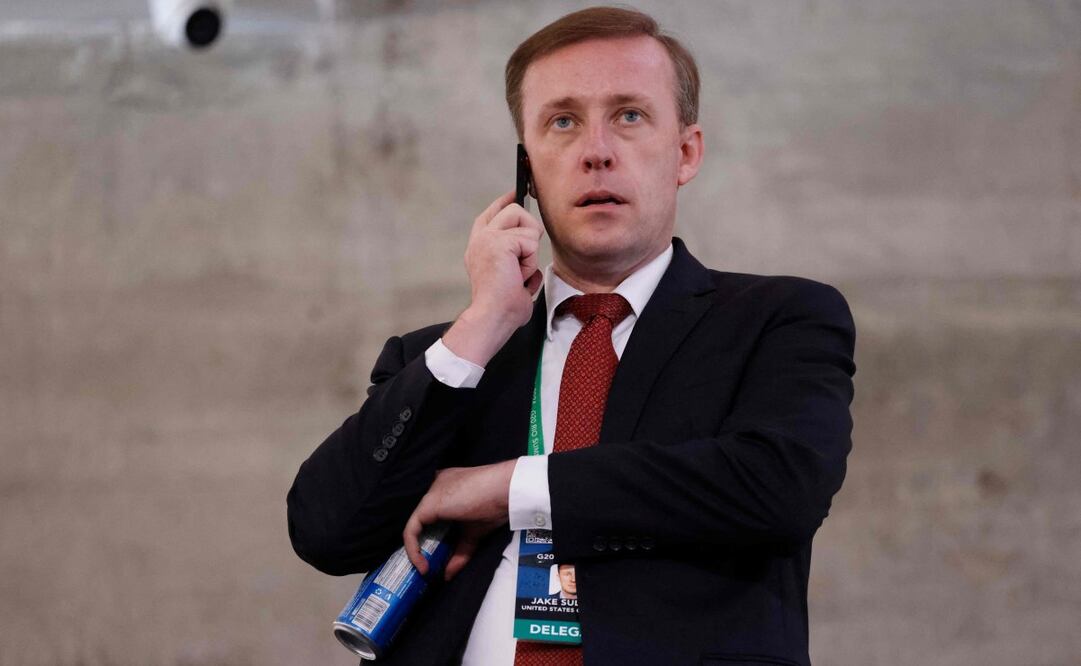 El asesor de seguridad nacional de Estados Unidos, Jake Sullivan, habla por teléfono al final de la tercera sesión de la reunión de líderes del G20 en Río de Janeiro, Brasil, el 19 de noviembre de 2024. Foto: AFP
