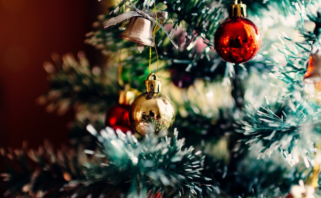 Árbol de Navidad con esferas. / Foto: Unsplash.