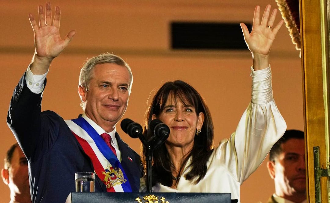 El presidente Kast junto a su esposa Maria Pia Adriasola desde el balcón de La Moneda. (11/03/26) Foto: AP
