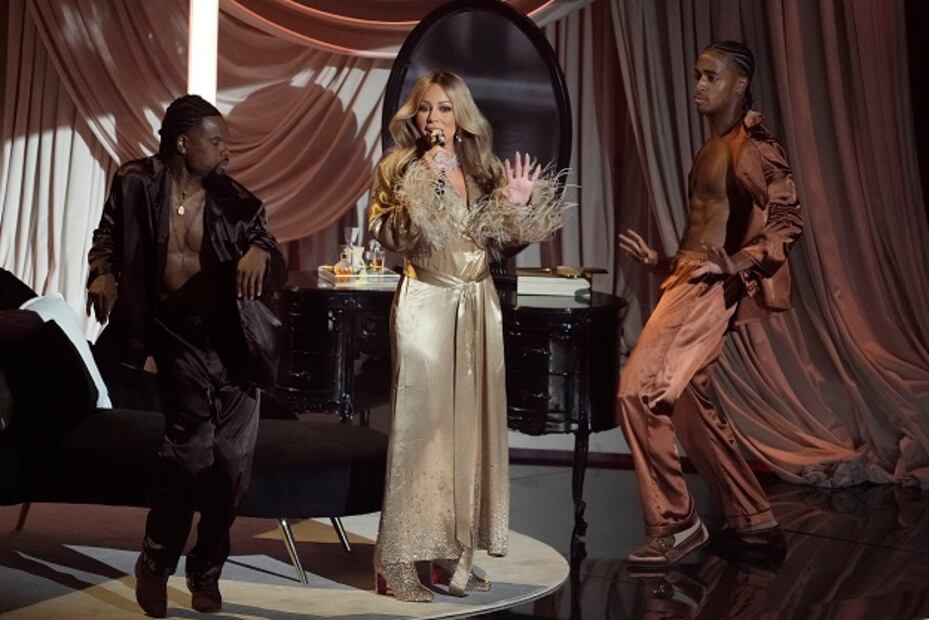 Mariah Carey eligió el dorado como tono protagonista para presentarse en los MTV VMAs 2025. Foto: AP