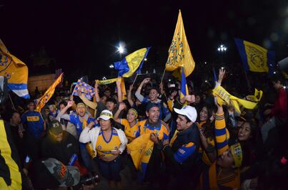 Aficionados festejan triunfo de Tigres en la Macroplaza 