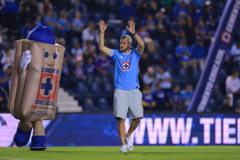 Santiago Giménez en el Apertura 2024, durante su visita a Cruz Azul en el Estadio Ciudad de los Deportes - Foto: Imago7