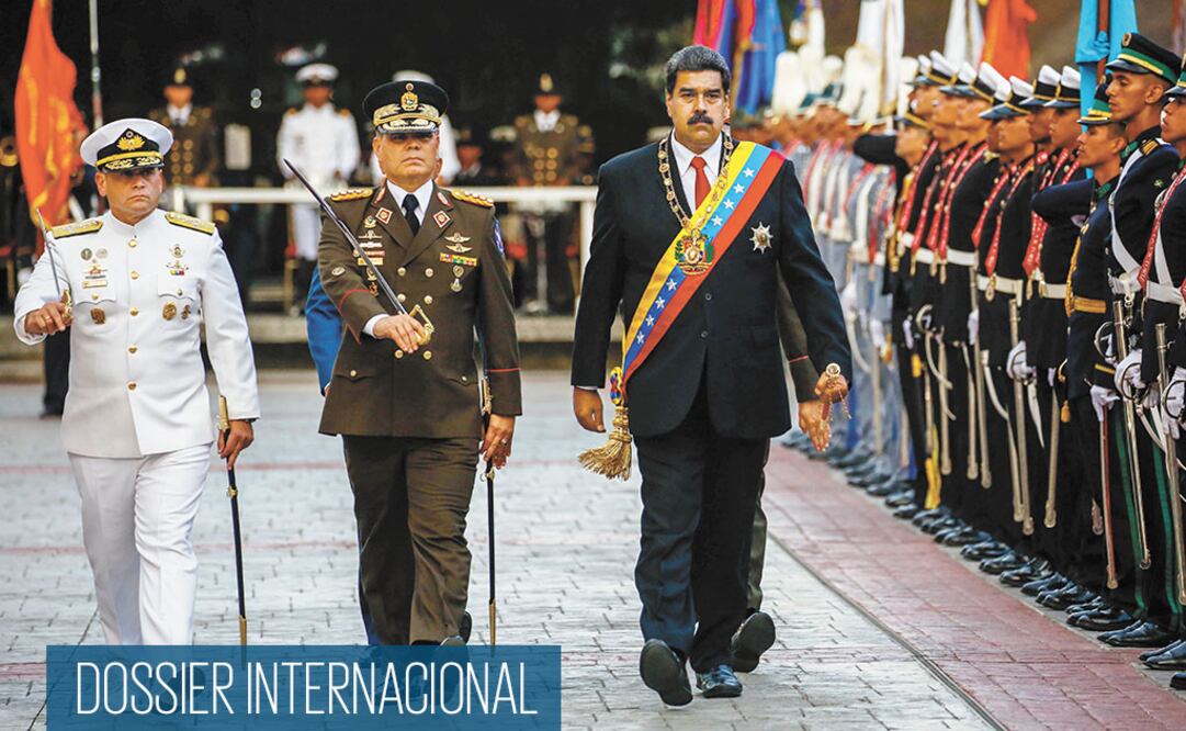 El presidente Nicolás Maduro (der.), acompañado del ministro de Defensa, Vladimir Padrino (centro), durante un acto en el que soldados de la Fuerza Armada Nacional Bolivariana (FANB) le rindieron honores, en mayo de 2018, en Caracas. ARCHIVO. EFE
