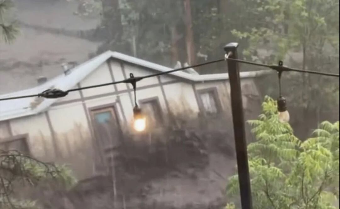 En este fotograma, una casa es arrastrada por una riada detrás de otra casa en Ruidoso, Nuevo México, el martes 8 de julio de 2025. Foto: AP