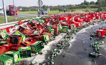 Camión se voltea y derrama cientos de litros de cerveza en Polonia