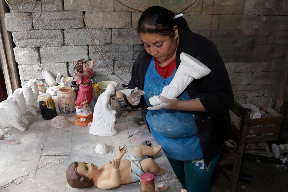 Artesanos de esta comunidad son los encargados de elaborar los nacimientos que en la temporada decembrina adornan hogares en México . Foto: Notimex
