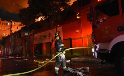 Abren dos albergues para evacuados por incendio en tienda de abarrotes en Tepito