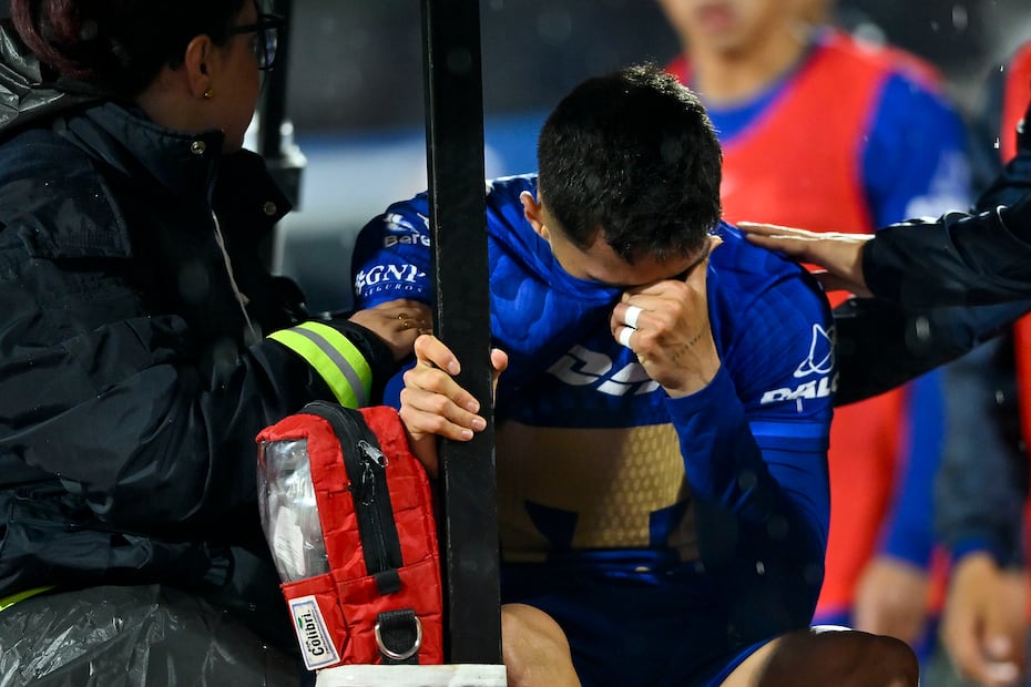 Alan Medina sale lesionado, durante la fase regular del torneo Clausura 2026 con Pumas - Foto: Imago7