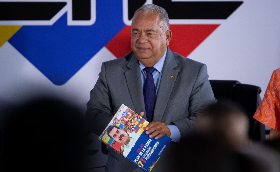 El presidente del Consejo Nacional Electoral, Elvis Amoroso, recibe el plan de gobierno del presidente de Venezuela, Nicolás Maduro, luego de que formalizara su candidatura a las presidenciales del próximo 28 de julio. Foto: EFE/Archivo