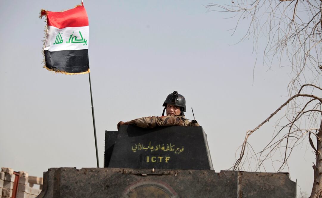 Un soldado de las elite fuerzas antiterroristas de Irak mira desde la torreta de ametralladora ded un vehículo Humvee mientras fuerzas se congregan en el borde sur del barrio de Shuhada en Faluya (Foto: AP)