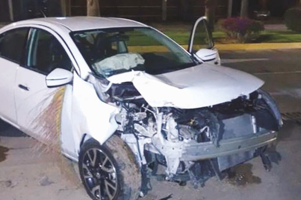 Así quedó el auto del comediante, tras impactarse en un fraccionamiento. ()