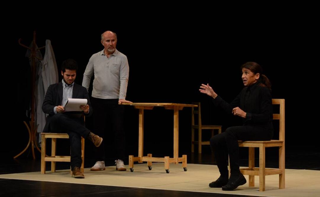 El montaje recae, casi por completo, en la actriz Kathryn Hunter, quie interpreta a Sammy Costas, una mujer que se dedica al periodismo y tiene la capacidad de ver las palabras como imágenes y el infortunio de una memoria prodigiosa. FOTO: Cortesía FIC.