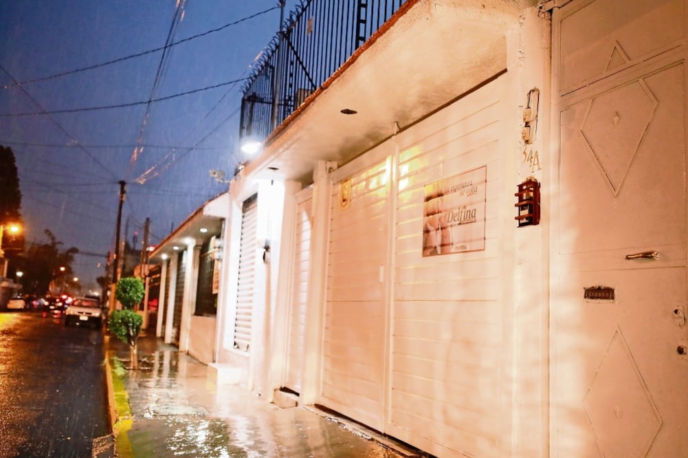 Exterior del domicilio reportado por las empresas ITCA y Grupo VAZMI, que recibieron contratos durante la administración de Delfina Gómez. (IRVIN OLIVARES. EL UNIVERSAL)