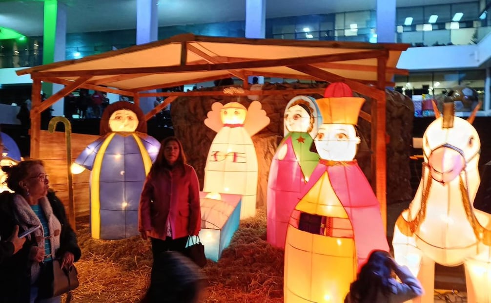Isaac Montoya realiza encendido de árbol navideño en Naucalpan; instalarán por primera vez pistas de hielo gratuitas.
Foto: Gisela González Granados