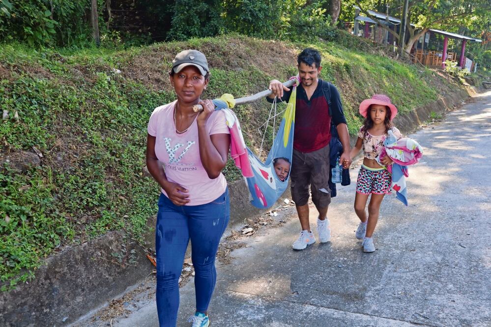 Sin agua, comida, enfermos y con llagas en las plantas de los pies, más de 10 mil migrantes reiniciaron su marcha rumbo a Estados Unidos. Foto: María de Jesús Peters / El Universal
