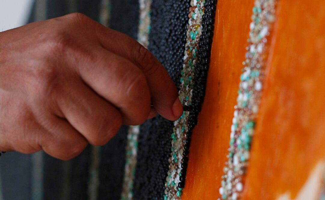 Indígenas de la comunidad wixárika en el occidental estado mexicano de Jalisco elaboran un mural a base de chaquiras. Foto: EFE/Francisco Guasco