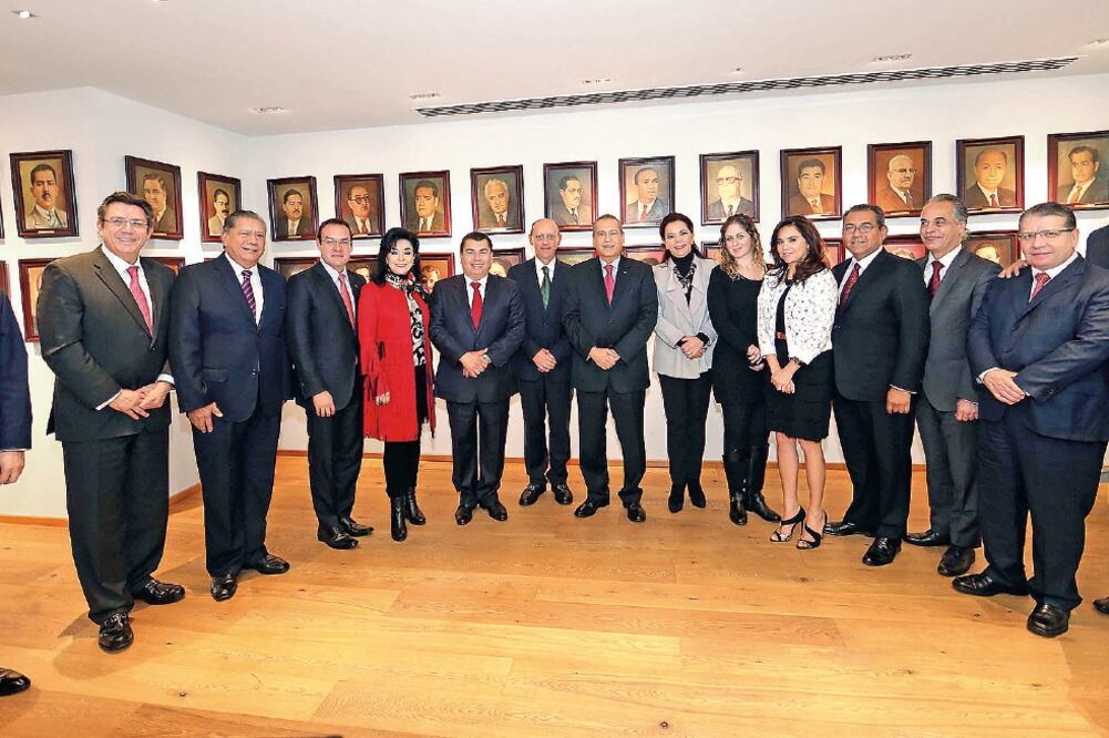 En la firma del Acuerdo de Unidad por el Futuro de Puebla, los 11 aspirantes a la gubernatura se comprometieron a apoyar la figura de candidatura única (PRI)