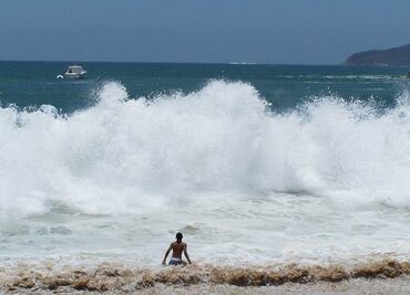 Detienen a bañista imprudente en Playa Olas Altas de Mazatlán