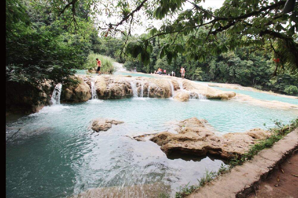 A indígenas tzeltales les sorprendió el fenómeno del jueves pasado, cuando el agua de las cataratas conocidas como Las Golondrinas y La Licuadora, en Agua Azul, comenzó a mermar. (FOTOS: FREDY MARTÍN. EL UNIVERSAL)
