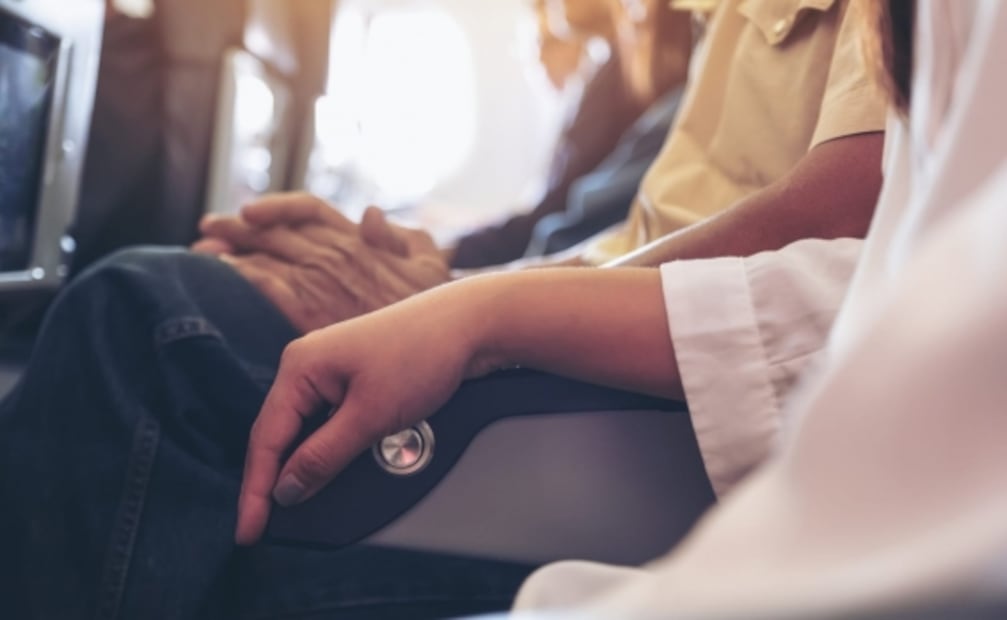 ¿Cuánto se ha reducido el espacio para las piernas en el avión?