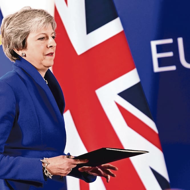 La premier británica, Theresa May, llega a una conferencia de prensa después de una cumbre de líderes de la UE para formalizar el acuerdo del Brexit. (PIROSCHKA VAN DE WOUW. REUTERS)