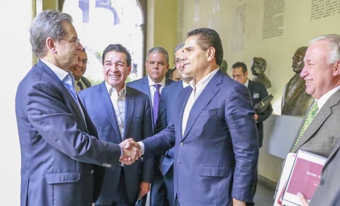 El gobernador de Michoacán y el secretario Esteban Moctezuma sostuvieron un encuentro para avanzar en el proceso de federalización. Foto: tomada de Twitter @Silvano_A