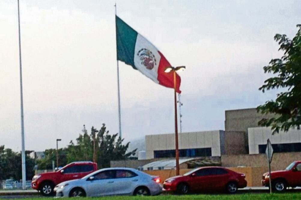 En Colima fueron elementos de la 20 Zona Militar quienes izaron la Bandera al revés, por lo que se les impuso un correctivo disciplinario (DAVID SÁNCHEZ, TOMADA DE CONTEXTO COLIMA)
