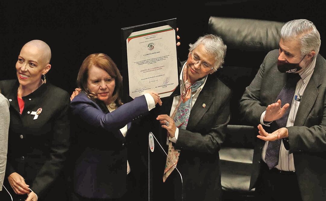 En una sola ronda de votación, Loretta Ortiz Ahlf logró la mayoría calificada de dos terceras partes de los 114 senadores presentes en la sesión. En la imagen, la nueva ministra posa con Ricardo Monreal. Fotos: Diego Simón. EL UNIVERSAL