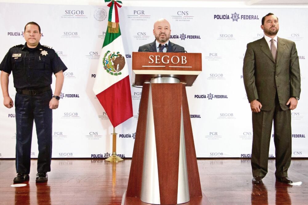 El comisionado Renato Sales Heredia (centro) informó sobre la detención de dos integrantes de Los Rojos en Morelos y el Estado de México. Uno de ellos, Alfonso Gabriel “N”, era candidato a presidente municipal de Amacuzac. Foto: VICTORIA VALTIERRA. CUARTO