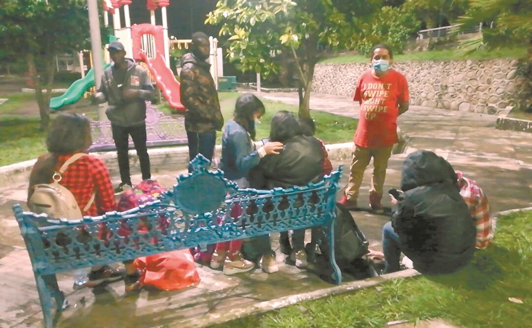Tras bajarlos del autobús, los migrantes fueron abandonados en un parque. Foto: Especial.