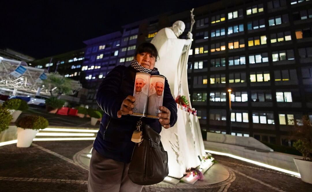 Asistente a una oración de la comunidad boliviana en el Hospital Gemelli donde está hospitalizado el papa Francisco. Foto: Massimo Percossi / EFE