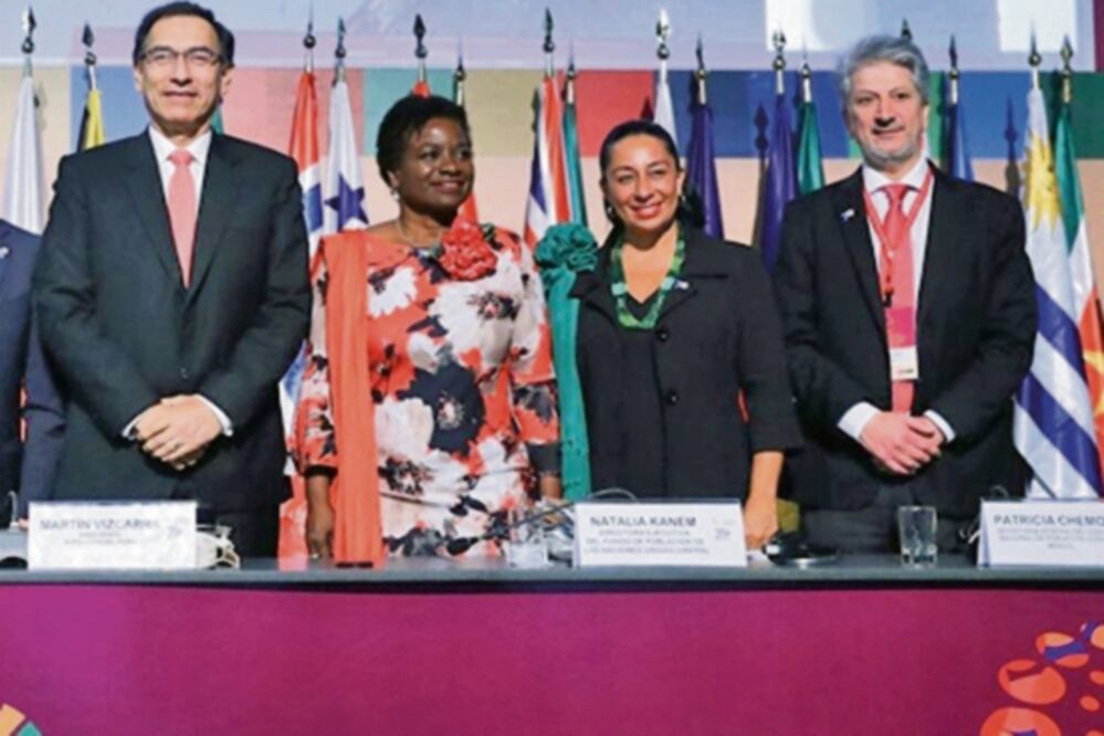 Informe. Patricia Chemor, secretaria general del Conapo (der.), entregó en Lima un informe sobre la migración en México. (CEPAL)