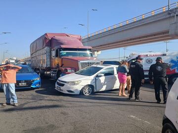 ¡Aparatoso accidente! Choque múltiple en Ecatepec; camión sin frenos impacta 11 vehículos y deja nueve heridos