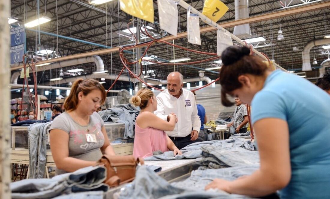 El aspirante ciudadano visitó algunas maquiladoras de ropa. /Especial