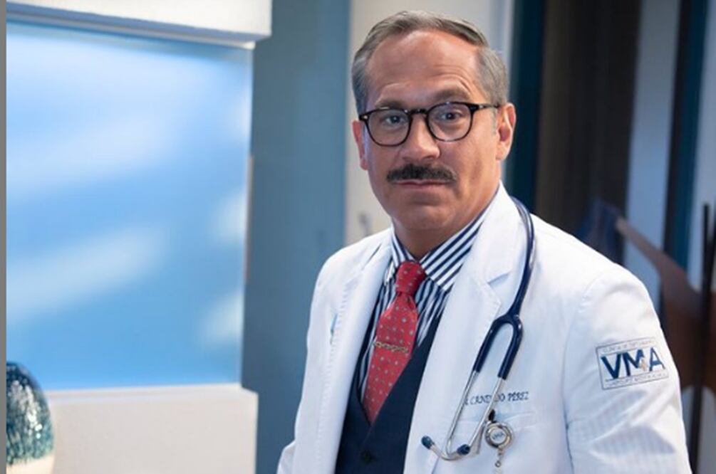 Arath de la Torre es el Dr. Cándido Pérez. Foto: Instagram