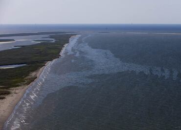 Derrame de crudo por ataque de FARC llegará al Pacífico