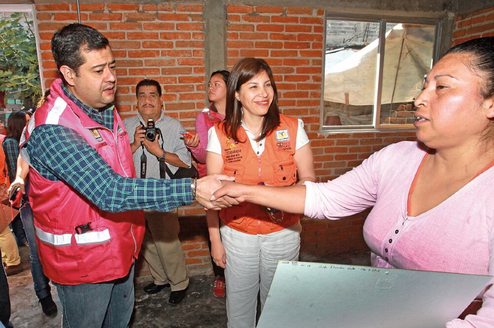 El titular de la Sedeso, José Ramón Amieva, realizó un recorrido por la delegación Iztapalapa para entregar viviendas en la colonia Buenavista (ADRIÁN HERNÁNDEZ. EL UNIVERSAL)