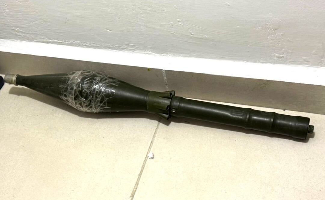 La Fiscalía aseguró un cohete RPG, dos submetralladoras, un lanzagranadas y dos armas largas durante el cateo. Foto: FGR