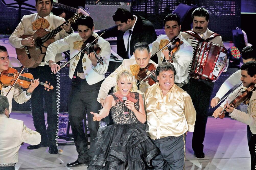 El cantautor dio trabajo a su basto equipo, pero también invitó a muchos famosos a colaborar con él, como Yuri (CARLOS MEJÍA. EL UNIVERSAL)