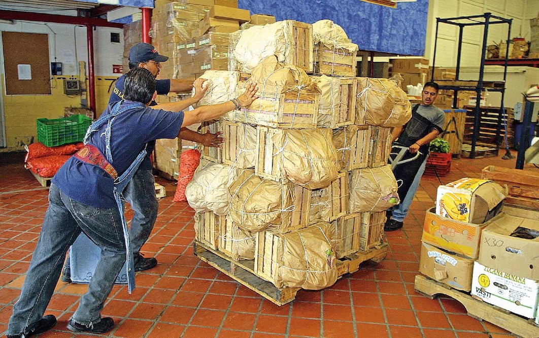 El Banco de Alimentos de la Central de Abasto distribuye alrededor de 120 toneladas de productos al mes. Frutas, verduras y otros alimentos son donados por los propios locatarios para ser entregados a grupos vulnerables (ARCHIVO EL UNIVERSAL)