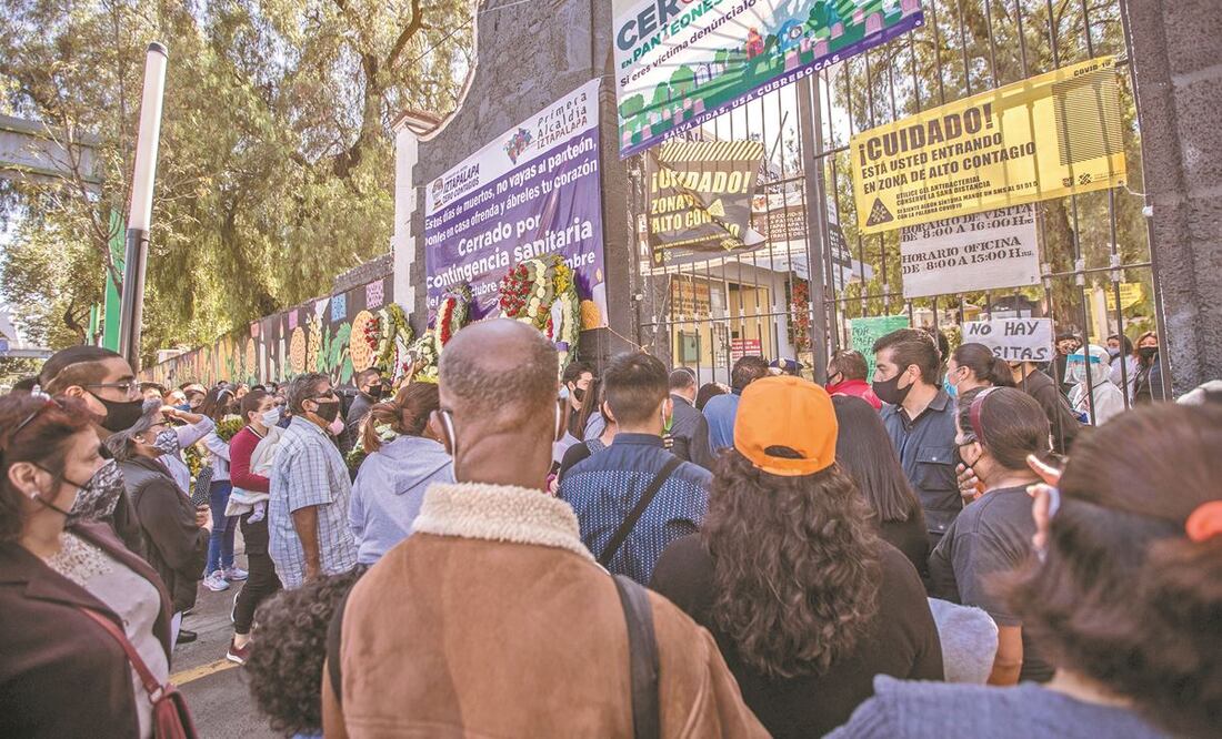 Con flores en mano, decenas de personas abarrotaron ayer la entrada del Panteón General de Iztapalapa para poder visitar a sus difuntos antes del Día de Muertos, cuando el cementerio estará cerrado. Sin embargo, los guardias les negaron el acceso y sólo d