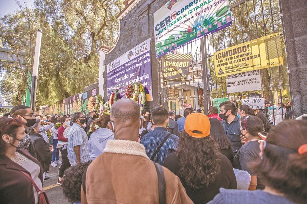Con flores en mano, decenas de personas abarrotaron ayer la entrada del Panteón General de Iztapalapa para poder visitar a sus difuntos antes del Día de Muertos, cuando el cementerio estará cerrado. Sin embargo, los guardias les negaron el acceso y sólo d