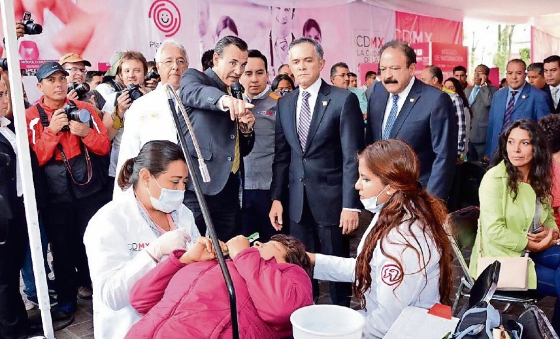 El jefe de Gobierno asistió a la inauguración de la Ciudad de la Salud en el Jardín Hidalgo en el Centro de la demarcación, que brindará diversos servicios médicos hasta el 27 de mayo. (JENIFER NAVA. EL UNIVERSAL)