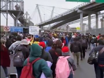 Integrantes de la CNTE bloquean accesos a la Terminal 1 y 2 del AICM; caos vial en Circuito Interior