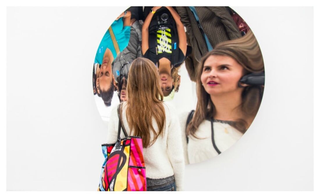 Se proporcionan diademas para la explicación del guía. (Alan Carranza/El Universal)