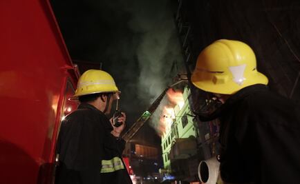 Incendio consume salón de conferencias en Chile