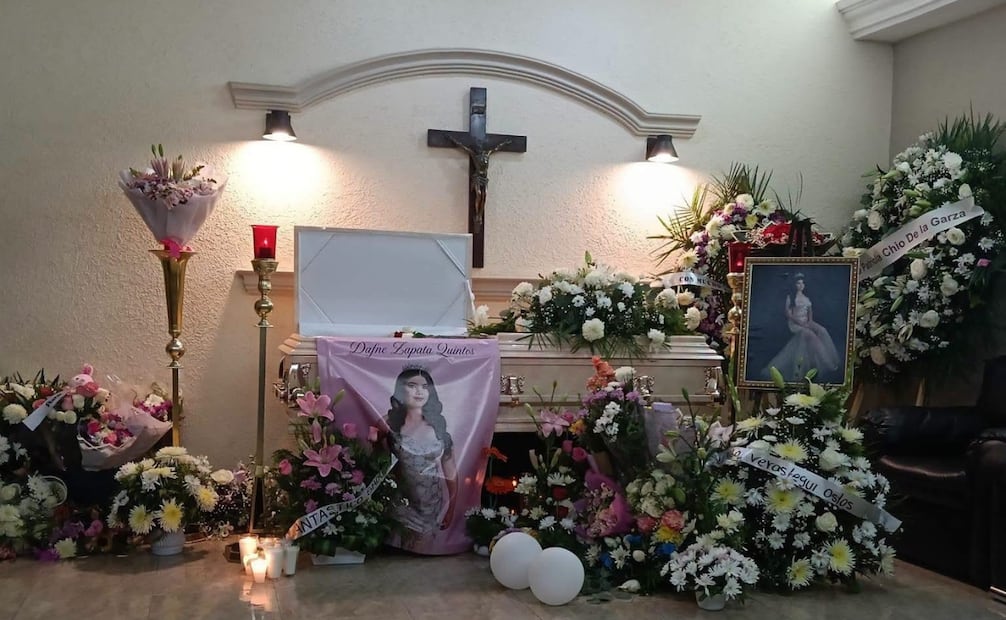 Desde la noche del viernes y durante el sábado, la gente acudió a orar por Dafne y exigir justicia por su muerte. | Foto: Especial.